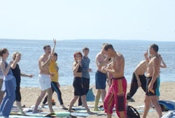 Папа и Борода (Долохов и Гурангов) ведут йогу на пляже финского залива